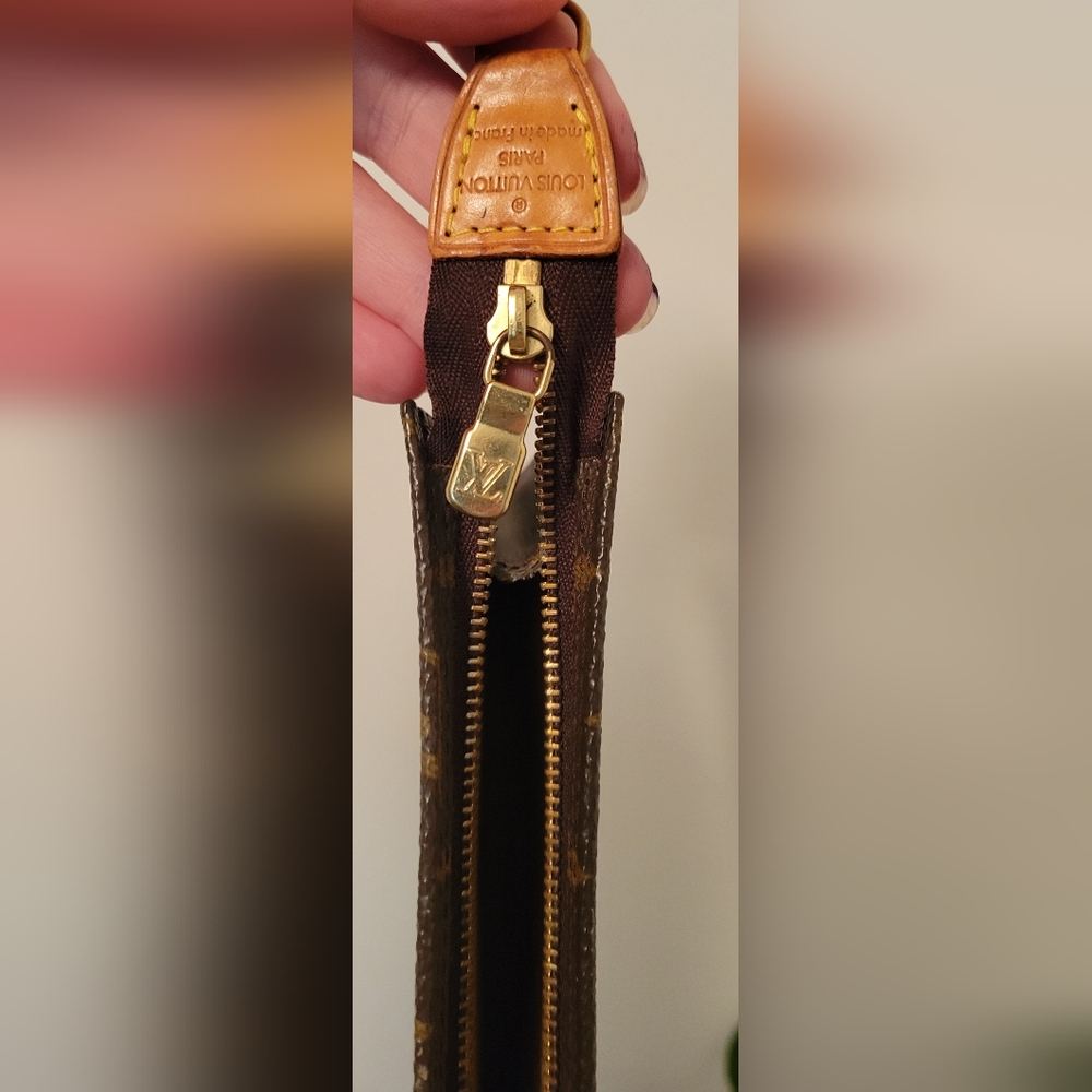 100% Authentic Louis Vuitton Monogram Pouch !!! - Picture 9 of 13